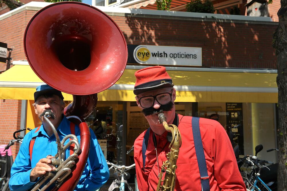 Muzikanten van een fanfare spelen in de Dorpsstraat in Zoetermeer
